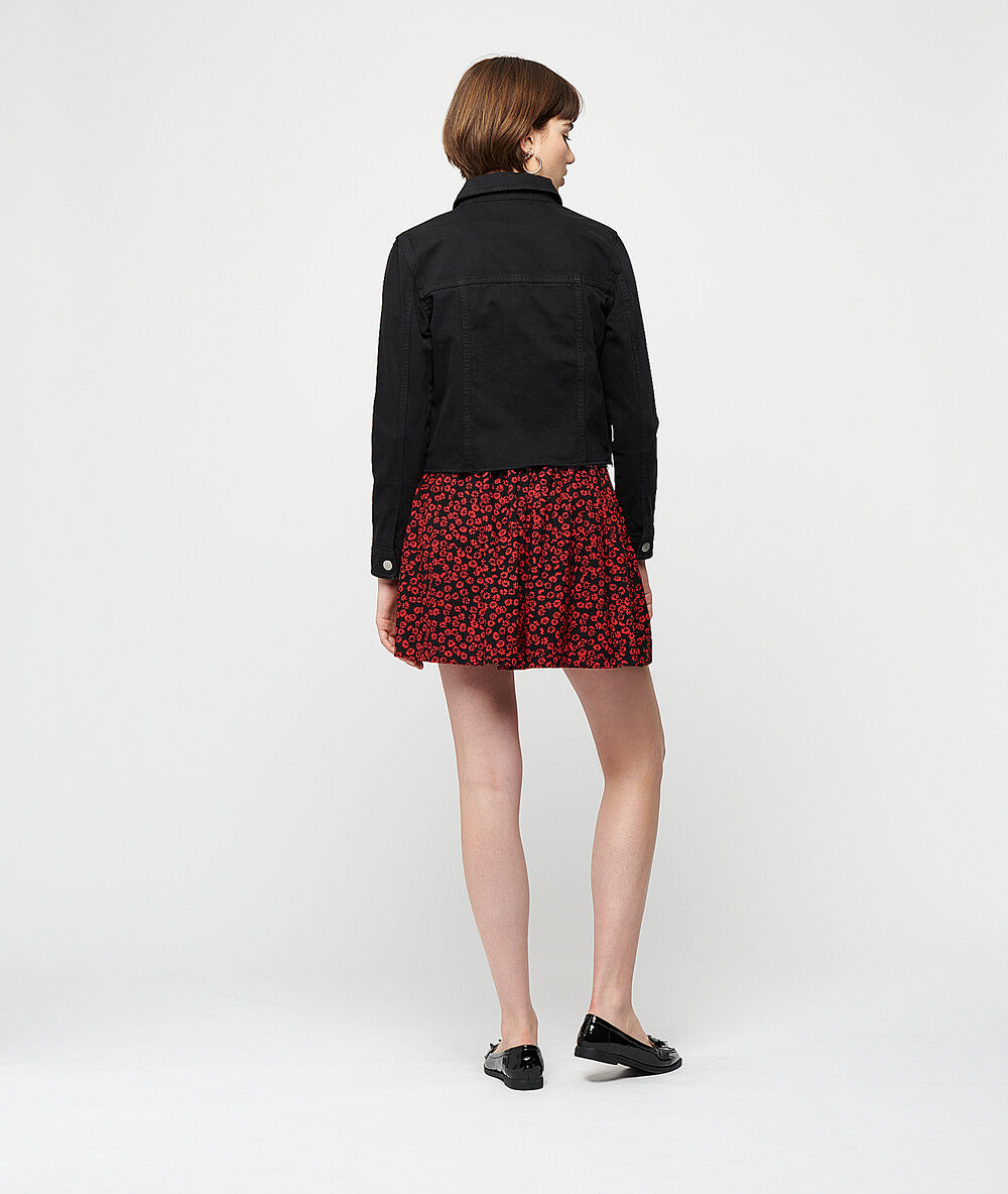 Veste en jean noir.