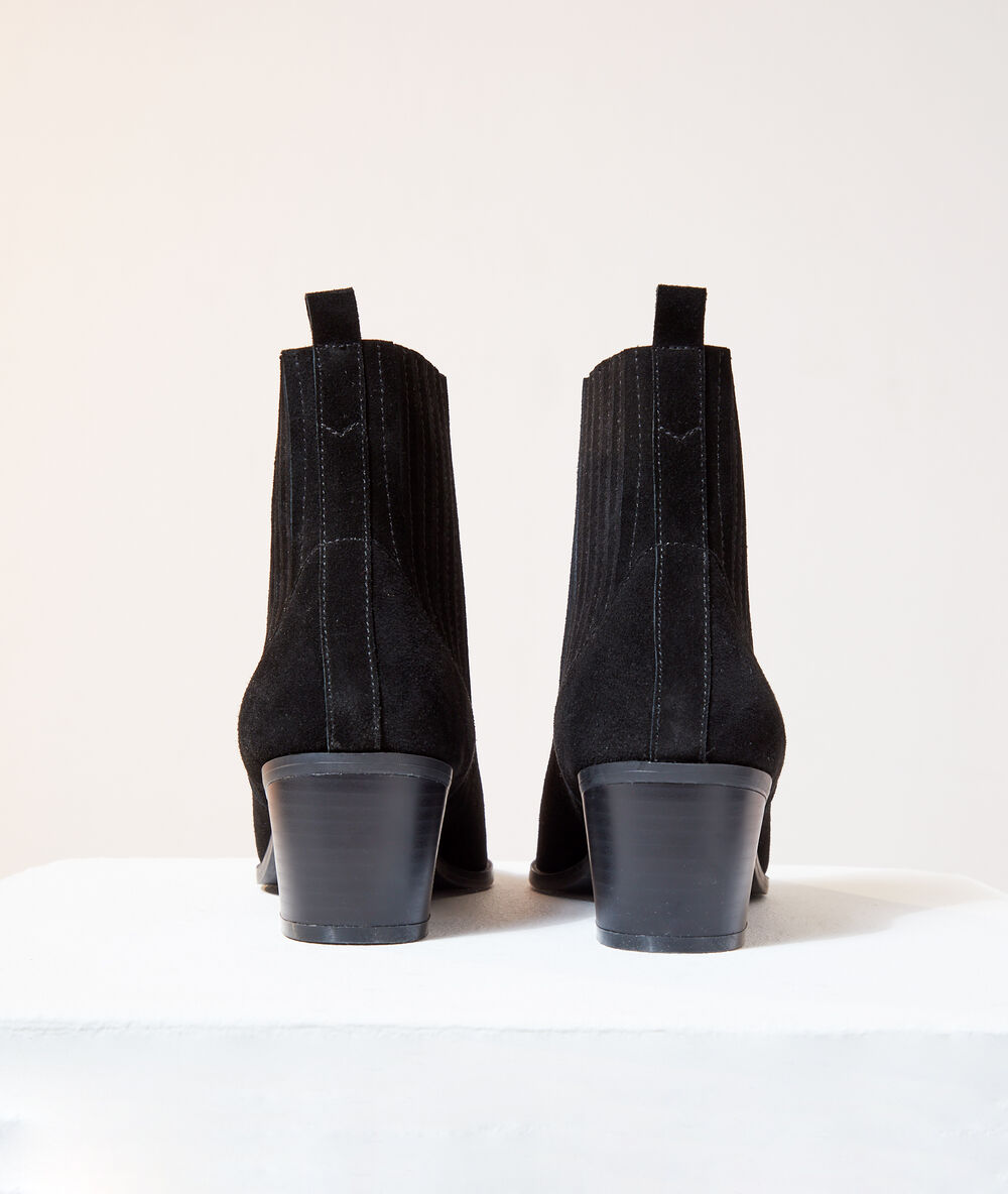 Bottines à talons effet daim noir.