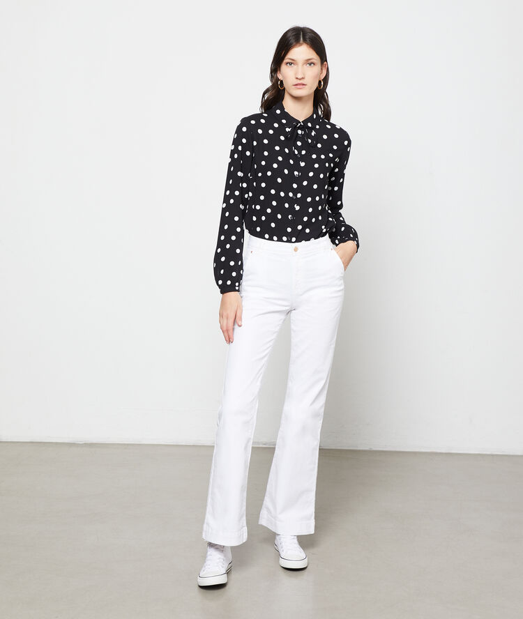Blouse col claudine à pois noir.