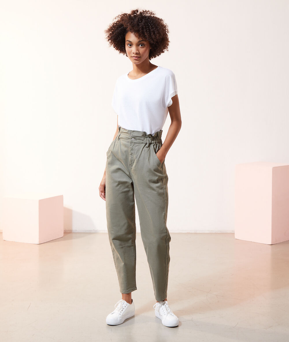 Pantalon carotte taille haute kaki clair.