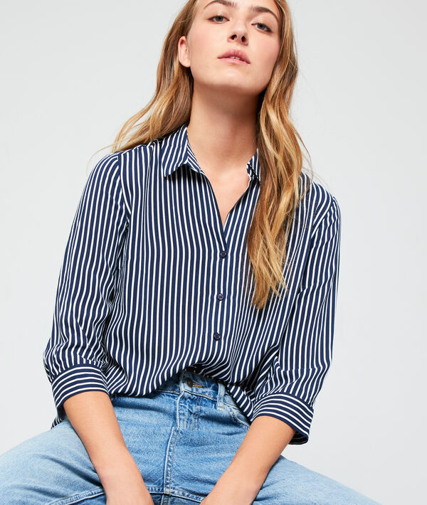 Chemise à rayures marine.