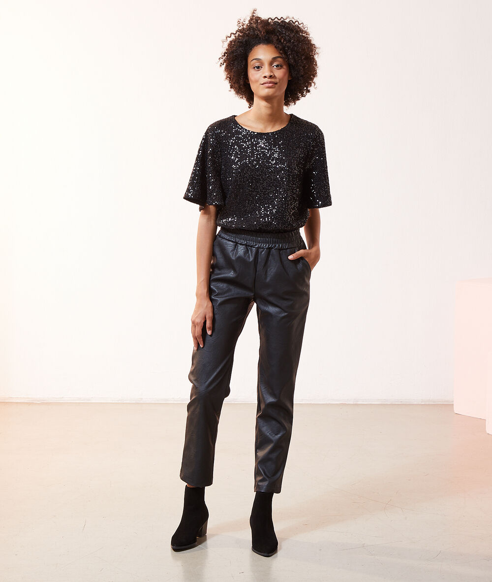 Pantalon taille smockée, effet cuir noir.