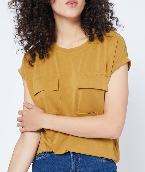 T-shirt à poches moutarde.