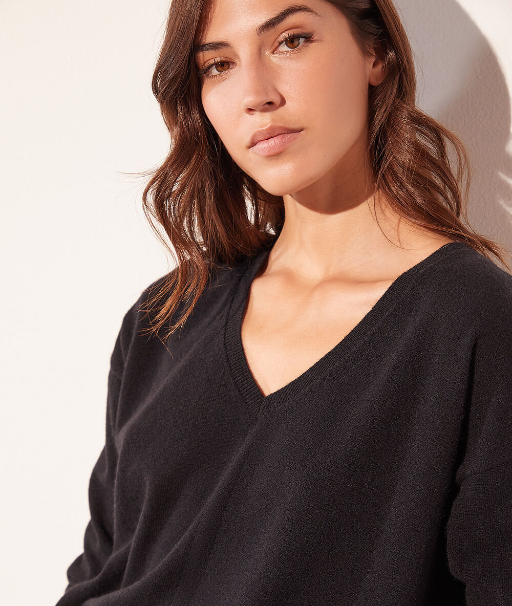 Pull col v en cachemire noir.