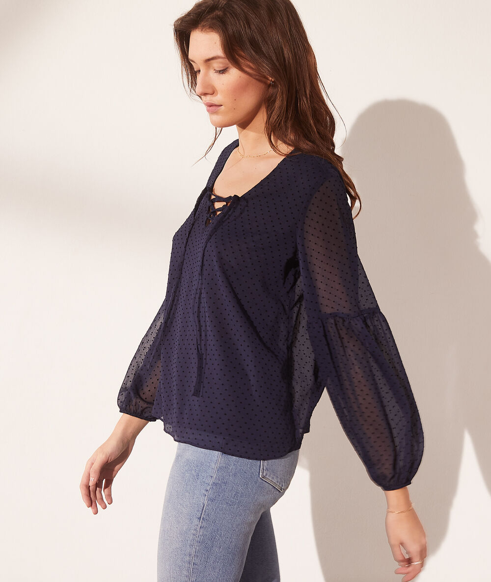 Blouse en plumetis manches ballon bleu marine.