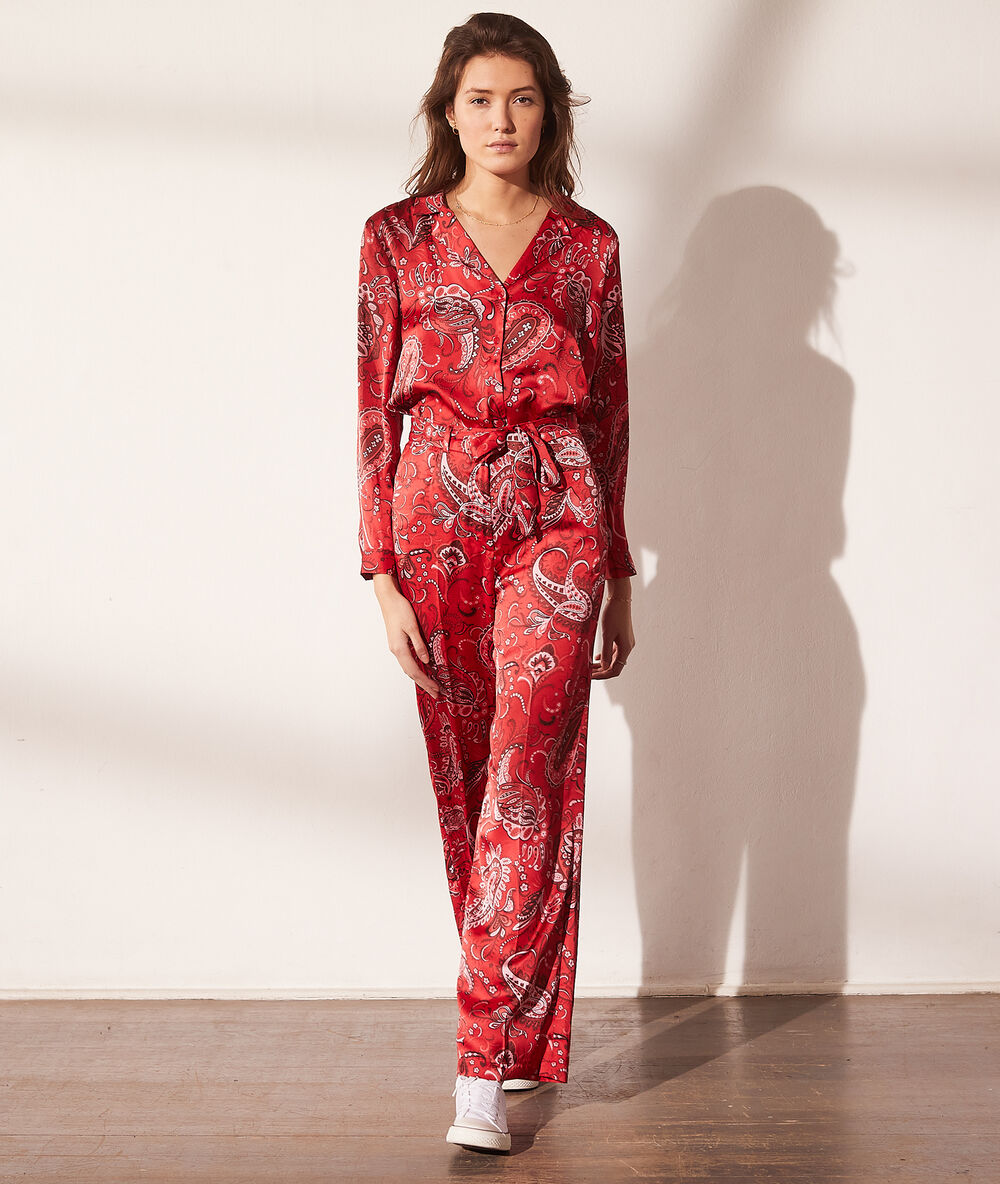 Pantalon large imprimé bandana rouge.