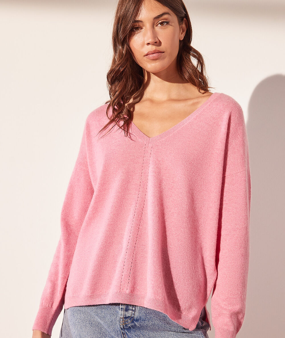 Pull col v en cachemire rose.