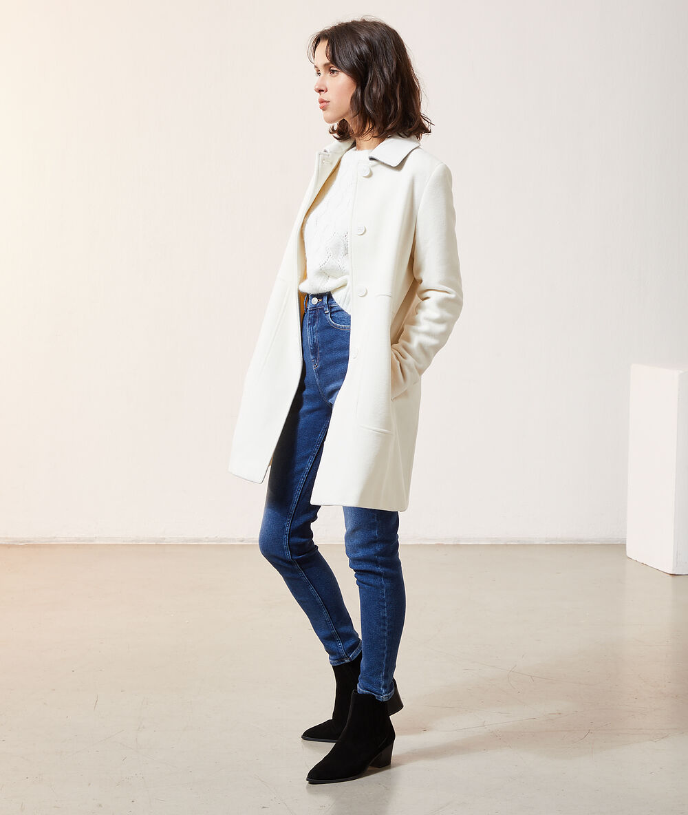 Manteau droit en laine mélangée avec col blanc.