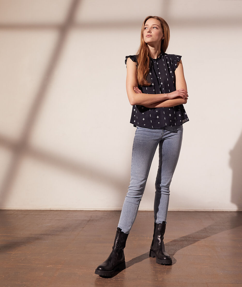 Blouse manches courtes à motifs brodés bleu marine.