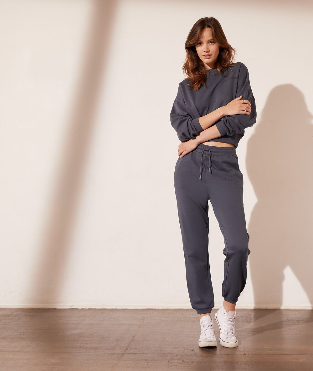 Sweat bleu gris.