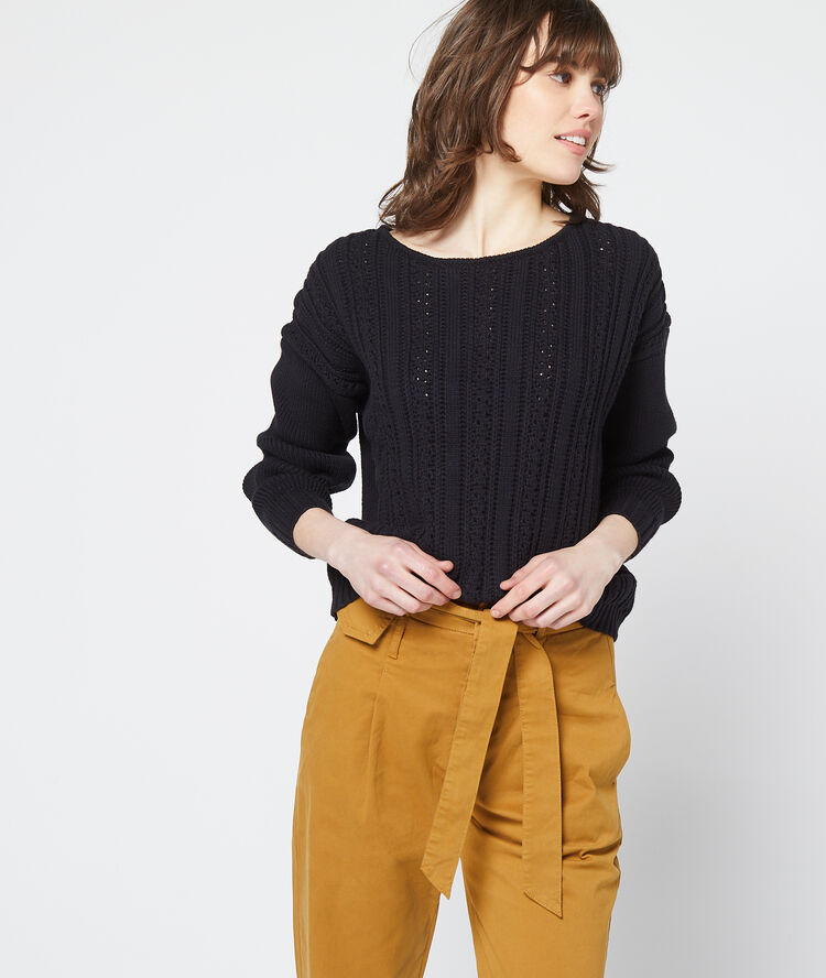 Pull en maille torsadée noir.