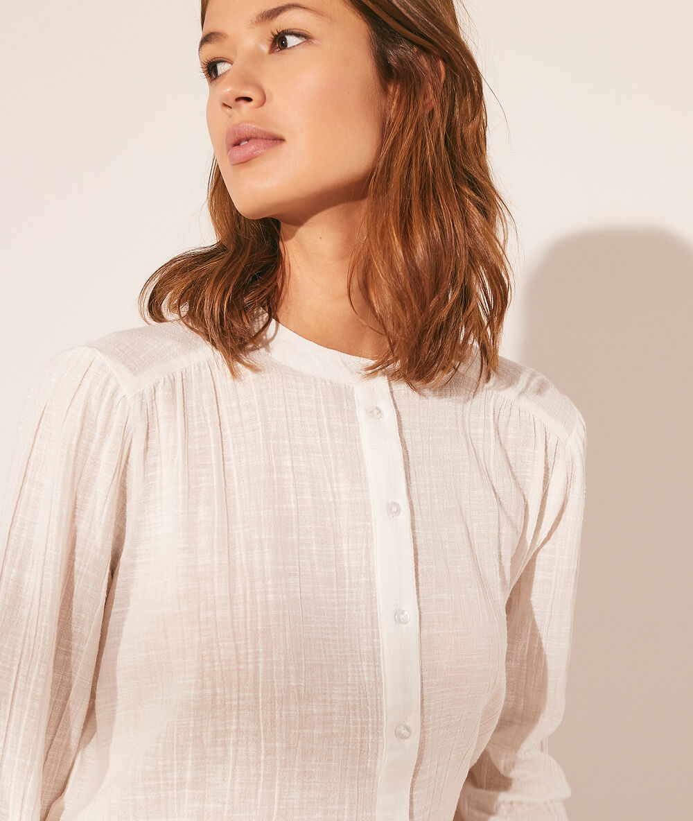 Chemise ecru.