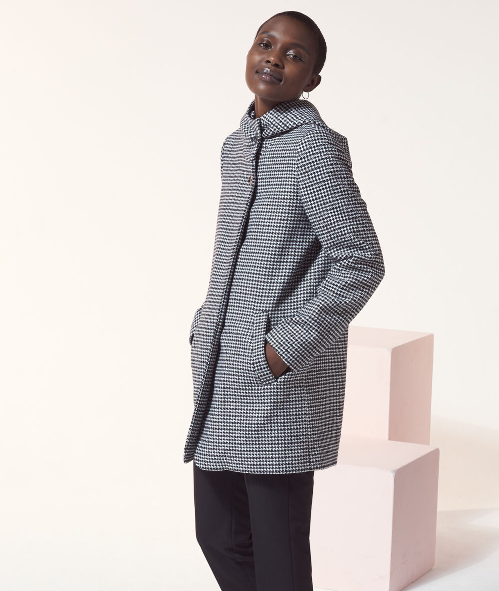 Manteau à capuche noir.