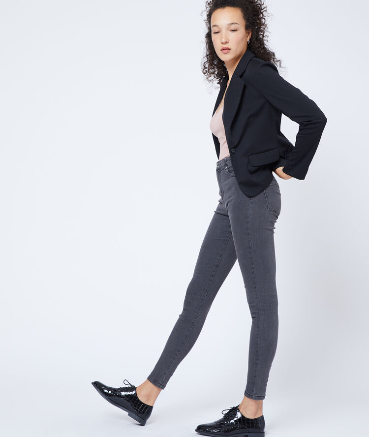 Veste de tailleur noir.
