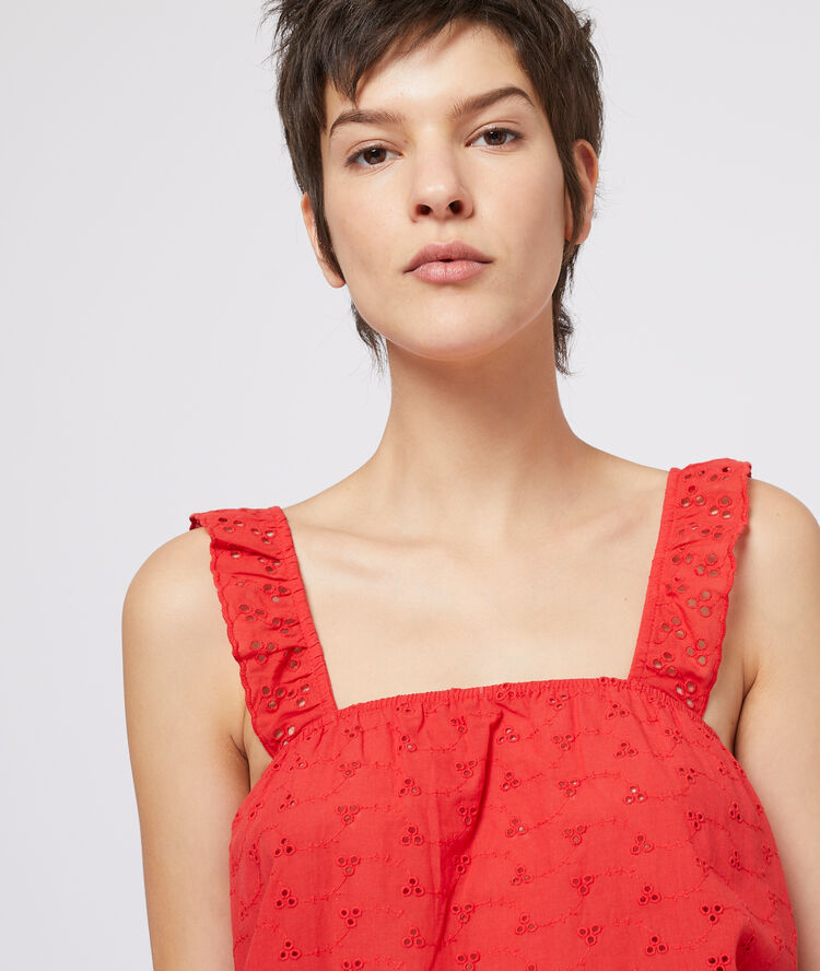 Top à broderie anglaise rouge.