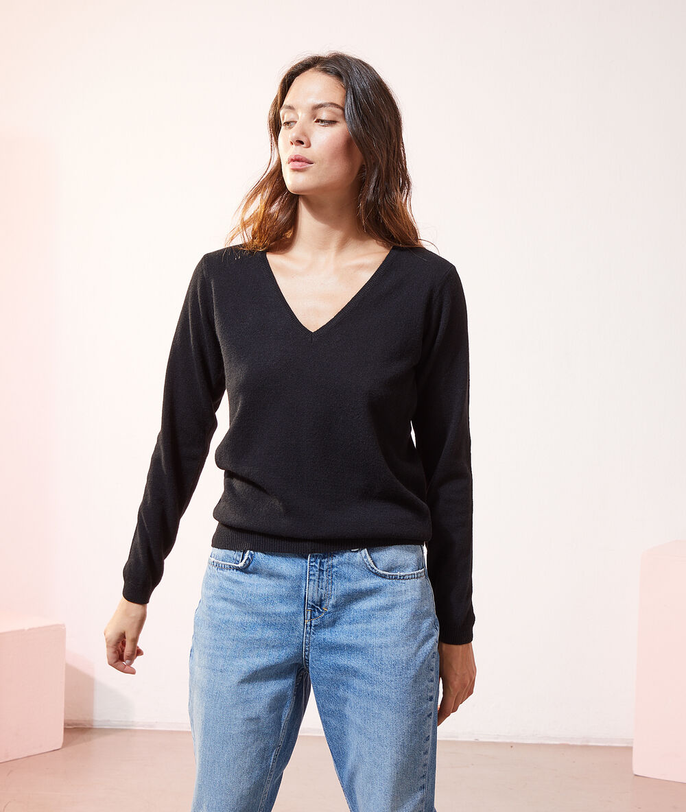 Pull col v en cachemire noir.