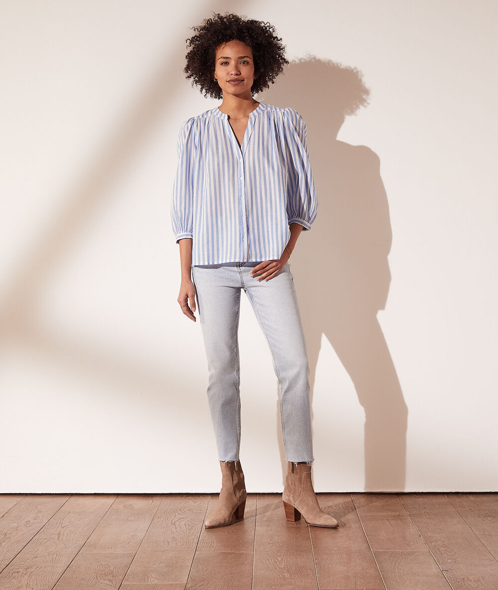 Chemise col v bleu ciel.