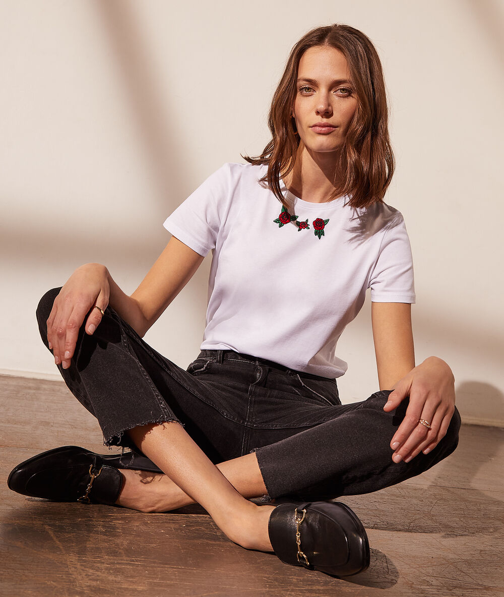 T-shirt avec roses brodées ecru.
