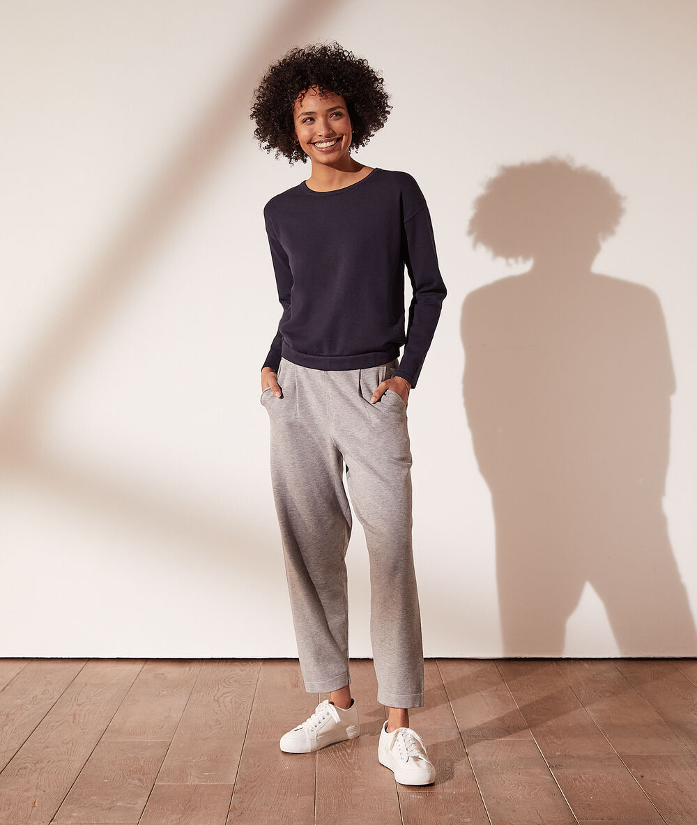 Pull en maille à nouer bleu marine.