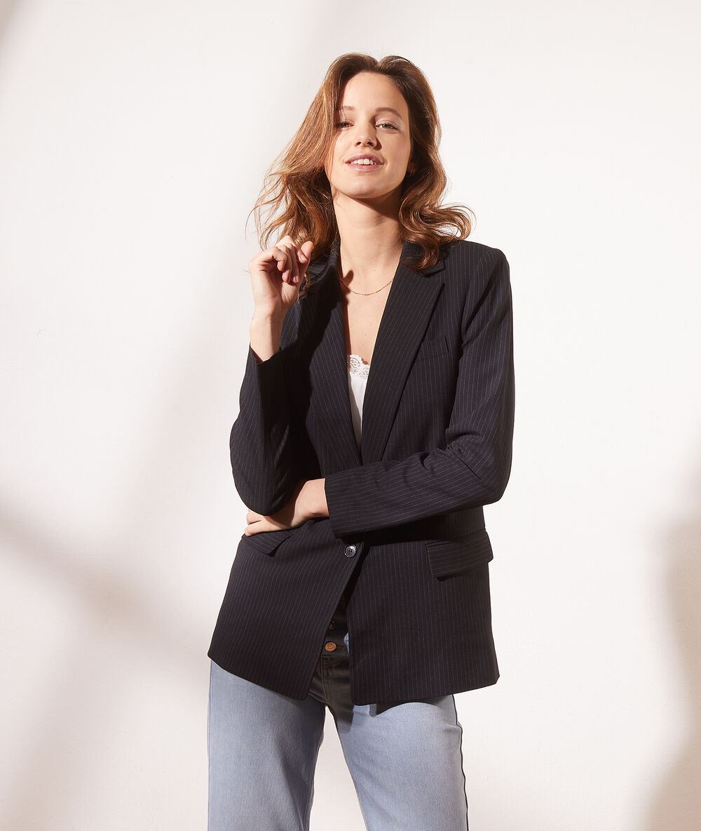 Veste de tailleur rayée marine.