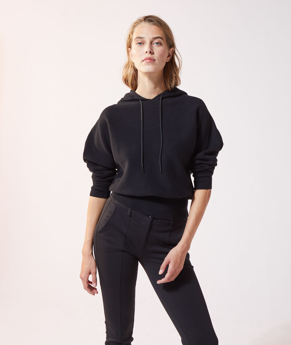 Sweat à capuche noir.