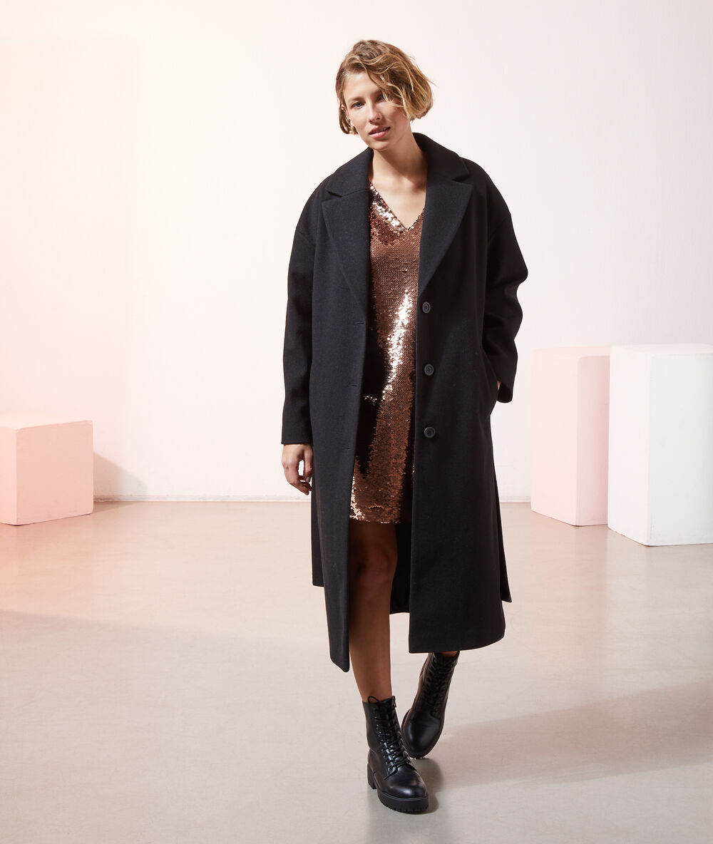 Manteau droit avec ceinture noir.