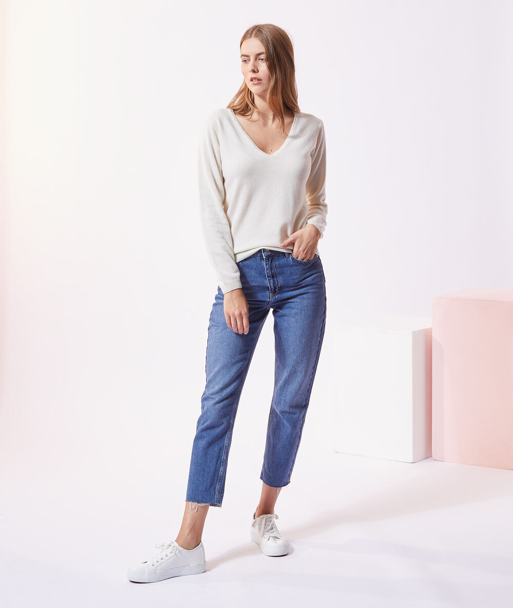 Pull col v en cachemire ecru.
