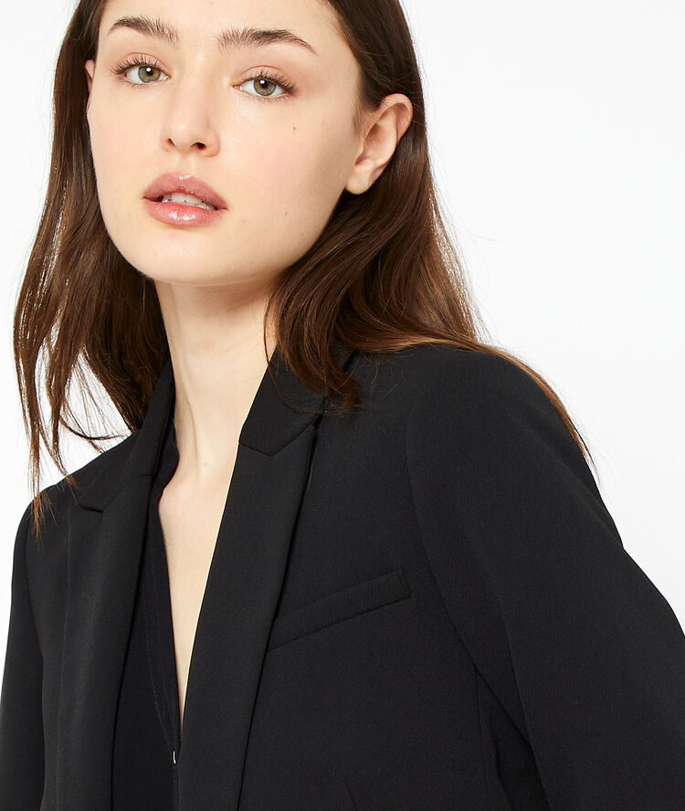 Veste de tailleur noir.