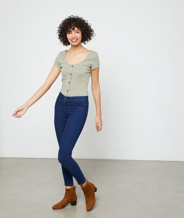 T-shirt boutonné kaki clair.