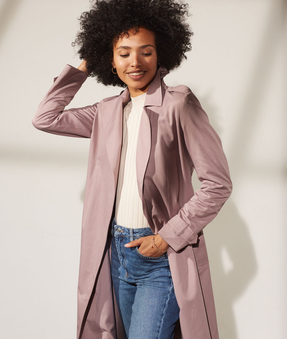 Trench avec ceinture lilas.