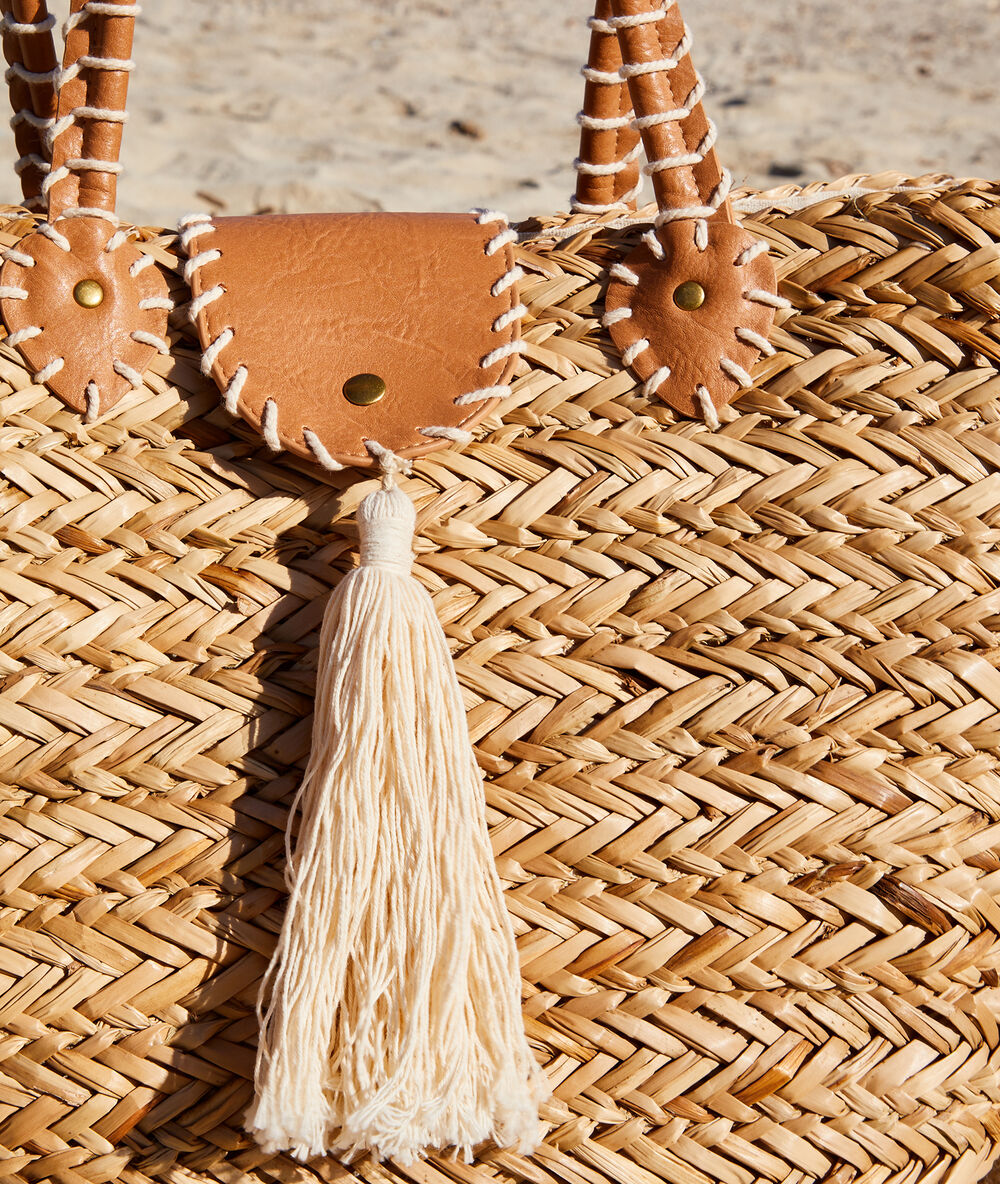 Panier de plage en paille avec pompoms beige.