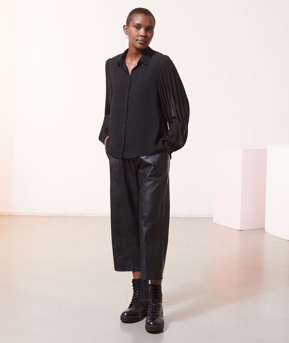 Chemise à volage plissé noir.