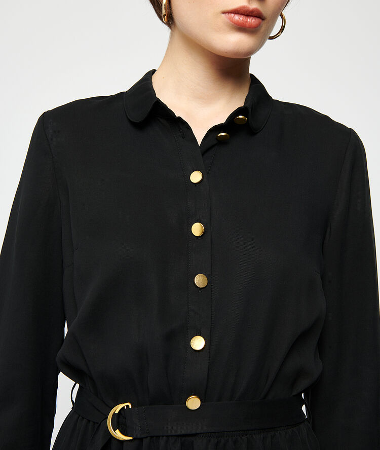 Robe chemise ceinturée noir.