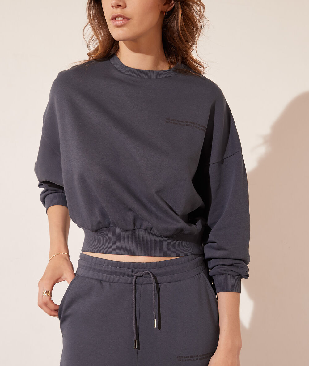 Sweat bleu gris.