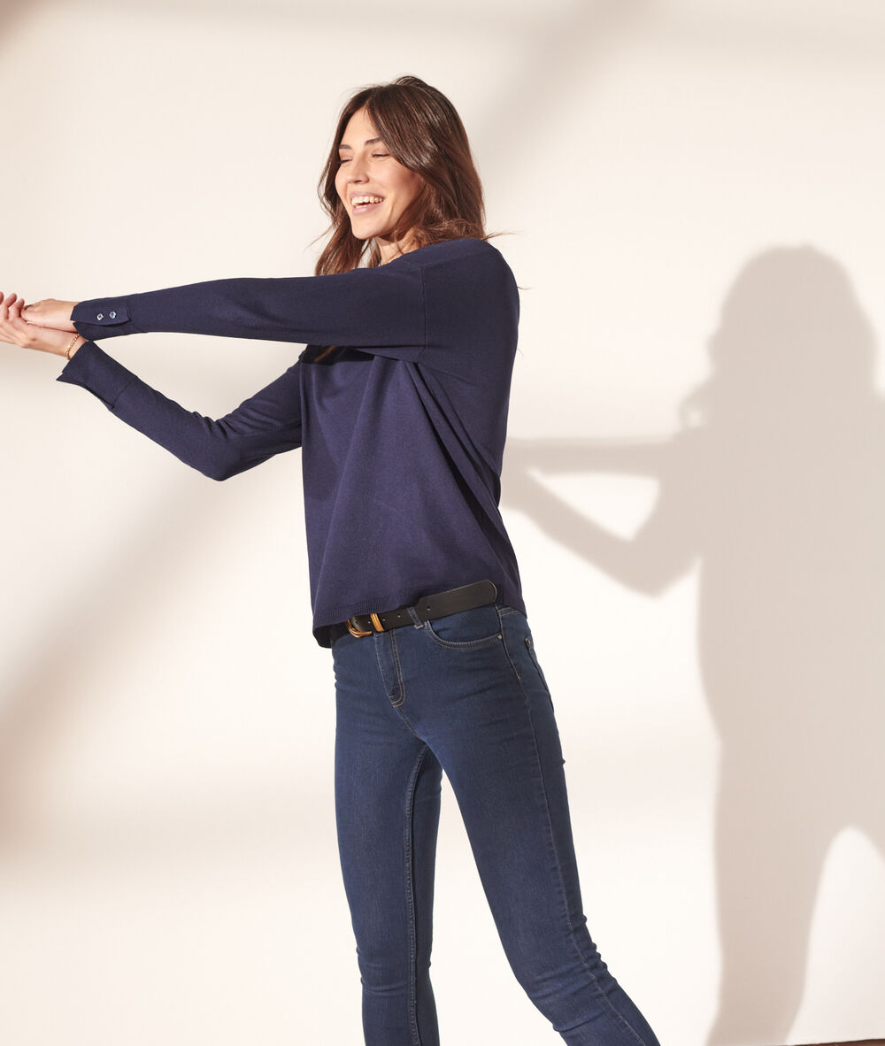 Pull col v en maille fine marine.