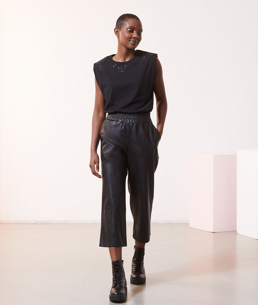 Top épaulettes avec strass noir.