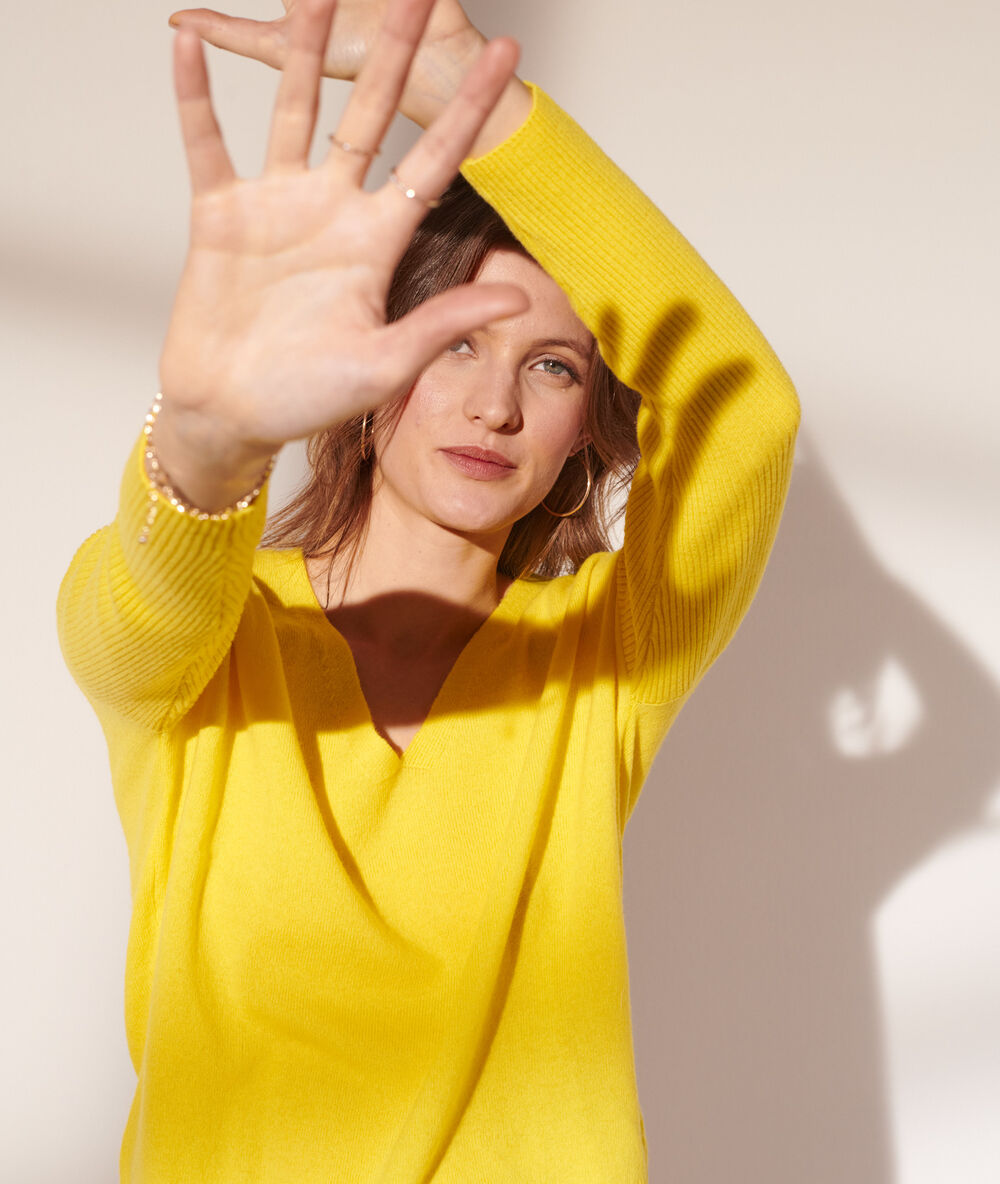 Pull col v laine et cachemire jaune pale.