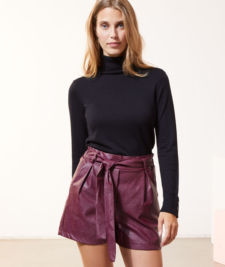 Short ceinturé effet cuir bordeaux.