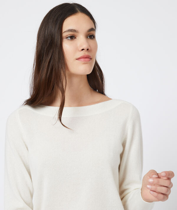 Pull col bateau en cachemire ecru.