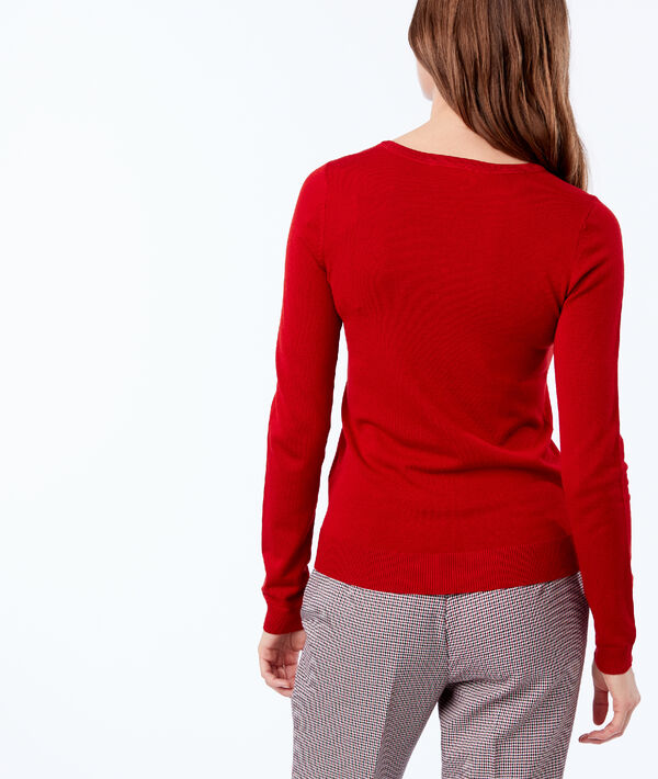 Pull maille fine à col boutonné rouge.
