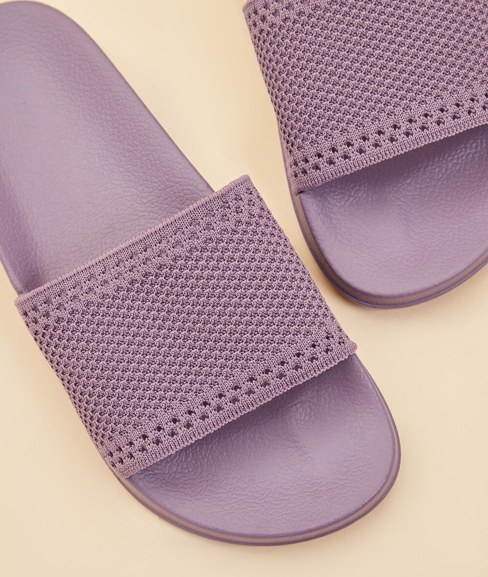 Chaussons mules ouvertes violet.