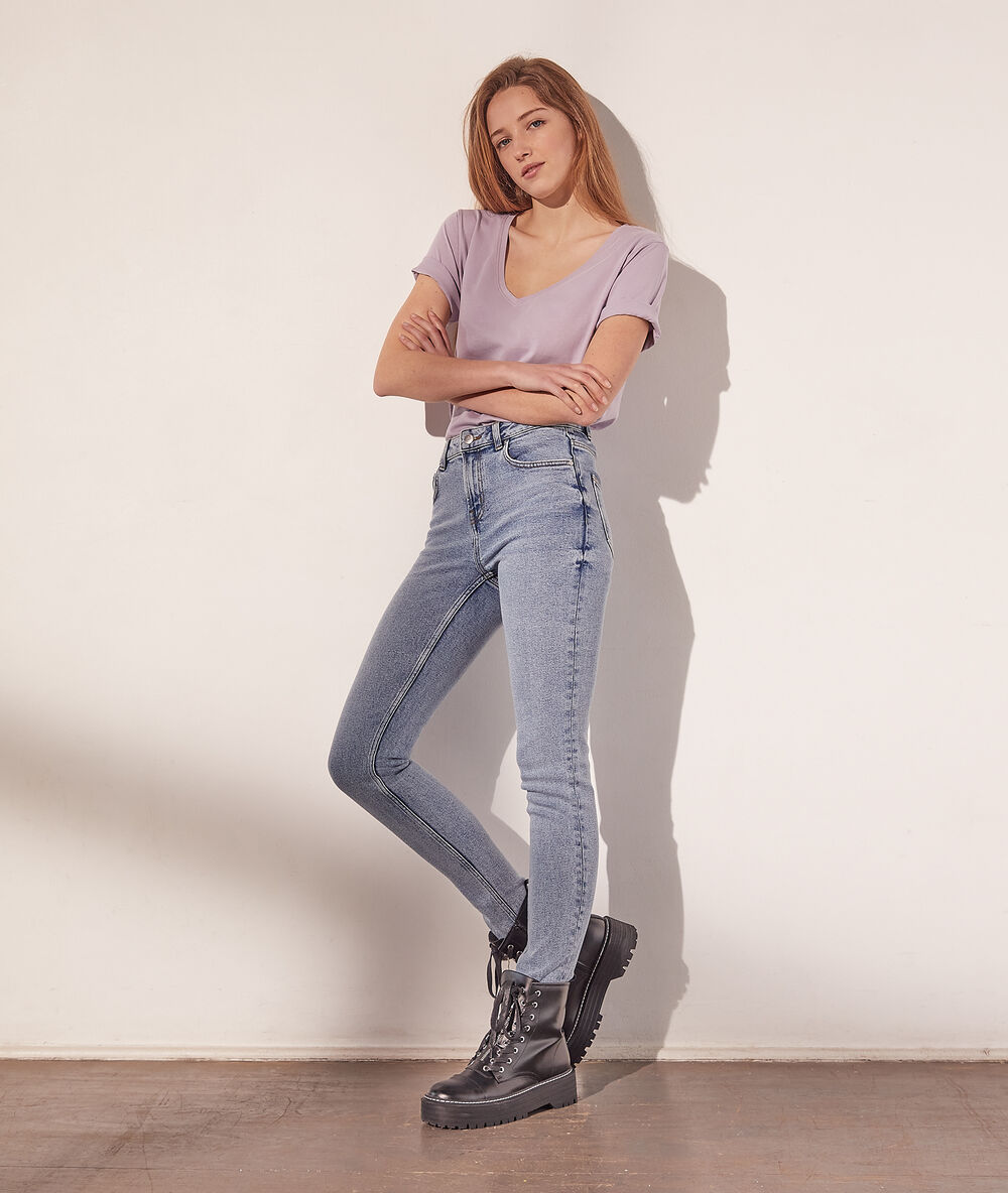 Jean slim bleu moyen.
