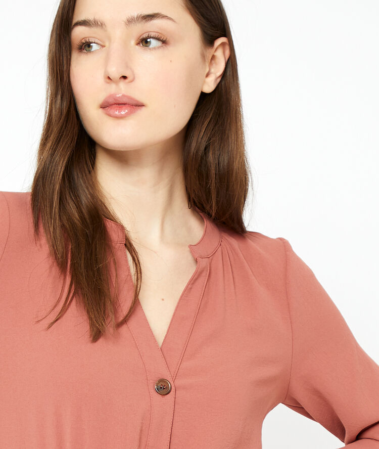 Robe longue ceinturée framboise.