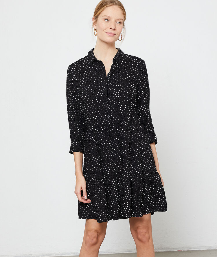 Robe chemise à pois noir.