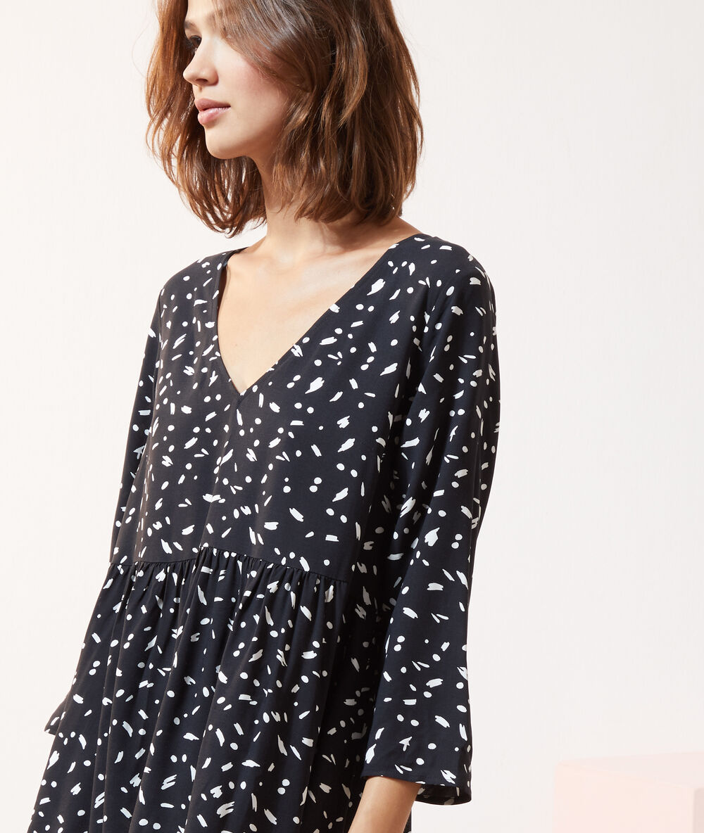 Robe fluide imprimé noir.