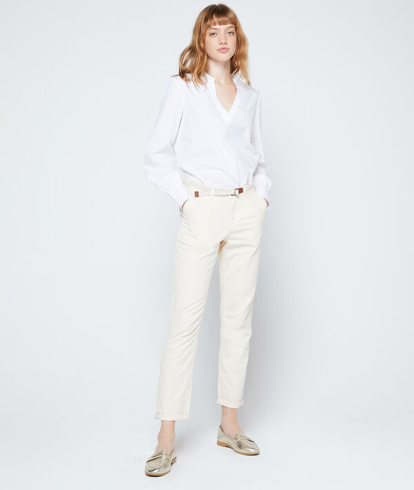 Pantalon chino ceinturé en coton bio creme.