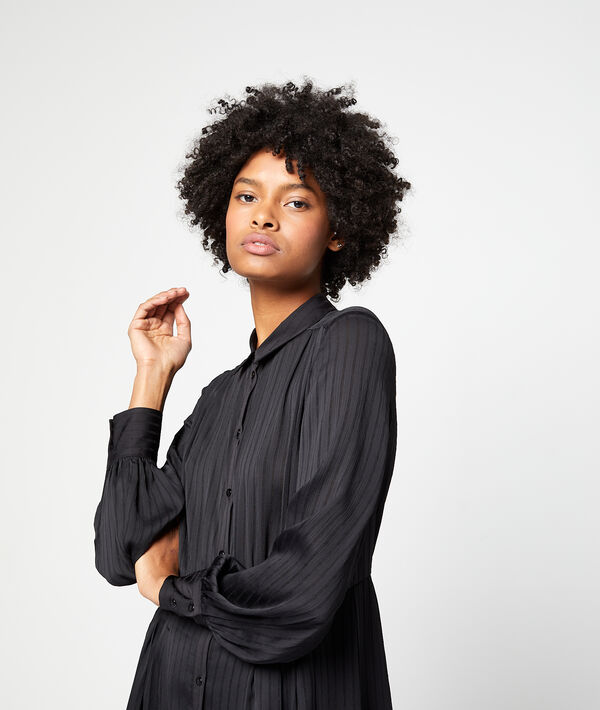 Robe chemise longue noir.