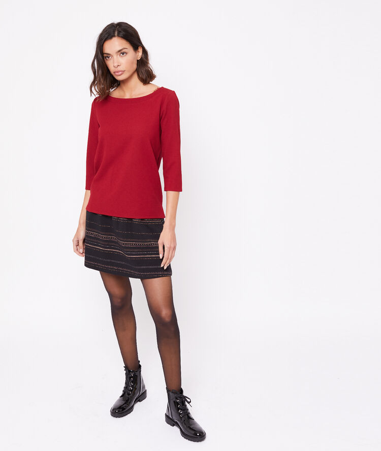 T-shirt col bateau rouge.