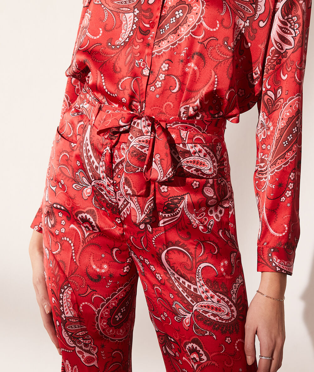 Pantalon large imprimé bandana rouge.