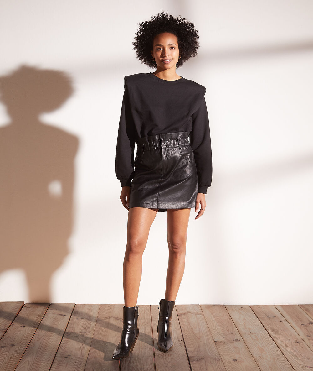Jupe en simili cuir taille smokée noir.